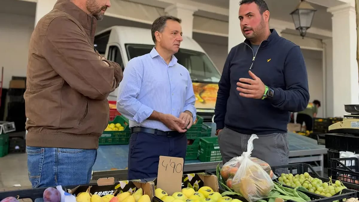 Vista del público en el mercadillo de Los Invasores en Albacete durante la jornada extraordinaria