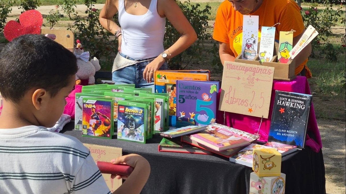 Mercadillo solidario de segunda mano en el parque 1° de Mayo de Arganda del Rey con participantes y puestos de venta