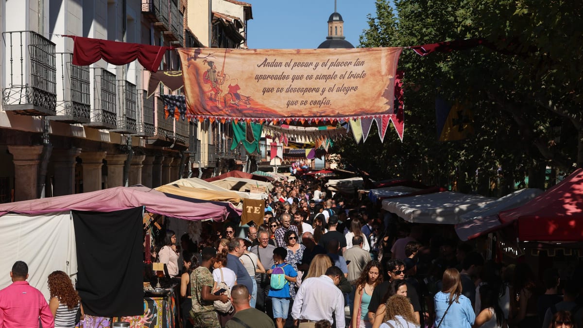 Ambiente del Mercado Cervantino en Alcalá de Henares con puestos y visitantes