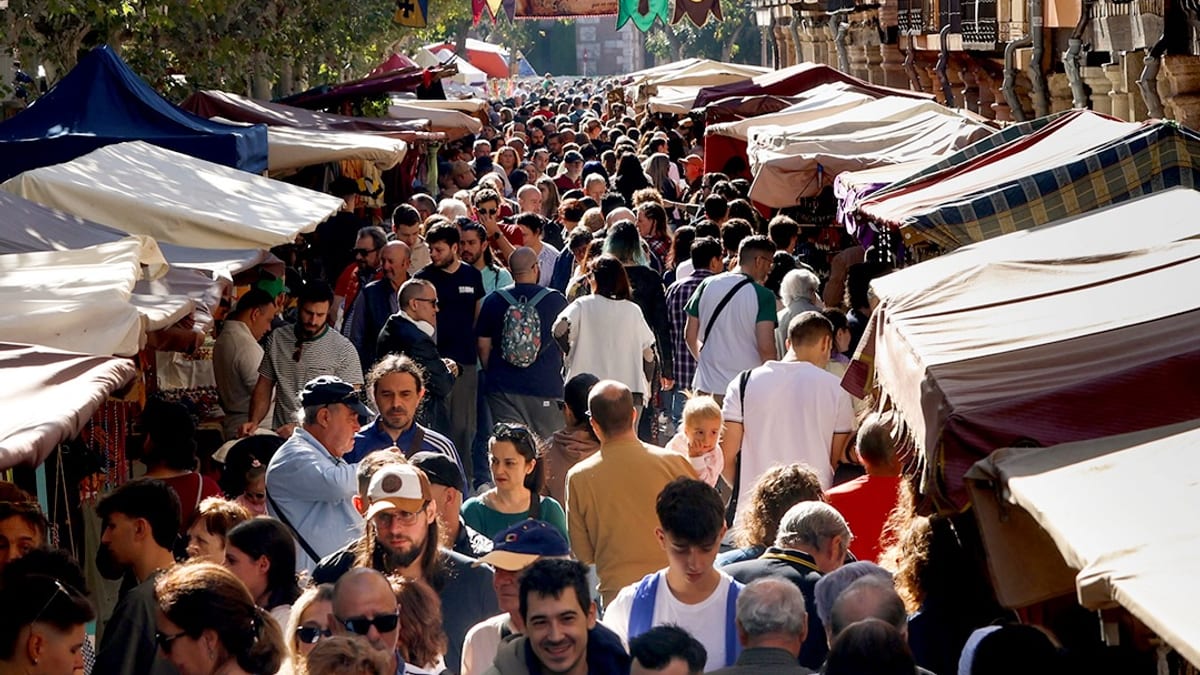 Mercado Cervantino de Alcalá de Henares con puestos artesanos y personajes caracterizados del Siglo de Oro