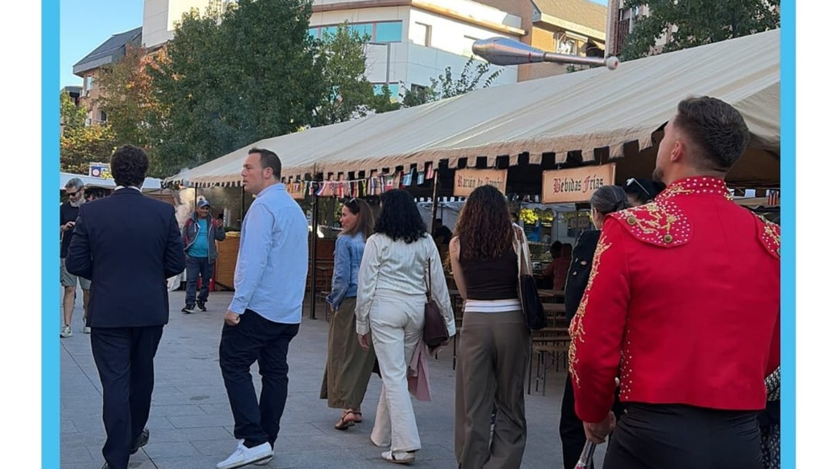 Cartel promocional del Mercado de la Hispanidad organizado por el Ayuntamiento de Las Rozas en Calle Real