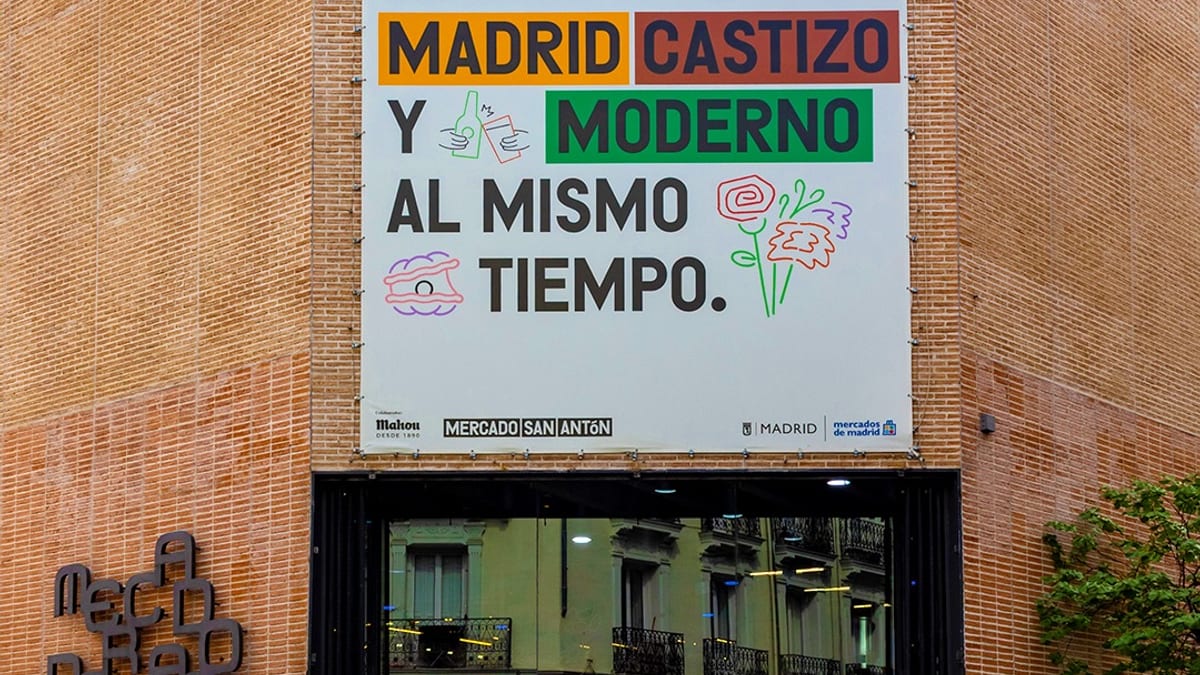 Fachada del Mercado de San Antón en el barrio de Chueca, Madrid, combinando arquitectura tradicional con modernidad