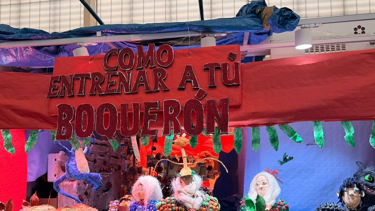Decoraciones temáticas y exornos en los mercados municipales de Cádiz durante la celebración de Tosantos