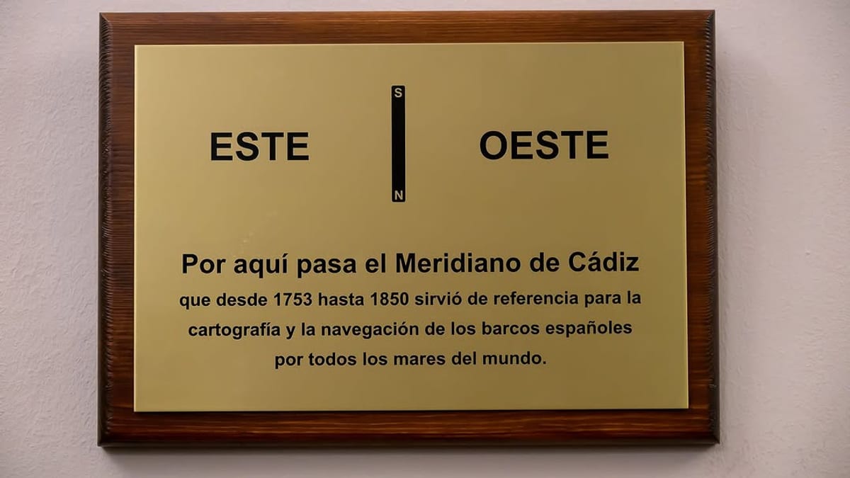 Presentación del proyecto del Meridiano de Cádiz en el Ayuntamiento con metopa indicando el paso histórico del meridiano