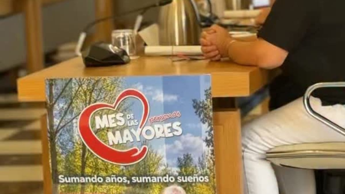Pleno del Mayor celebrado en el Ayuntamiento de Cáceres con participación de asociaciones ciudadanas y el alcalde Rafa Mateos Pizarro
