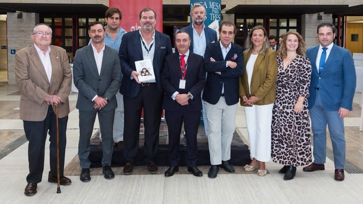 Cartel de presentación del libro Mesa para tres de Luis Marquínez con logo de Viñafiel