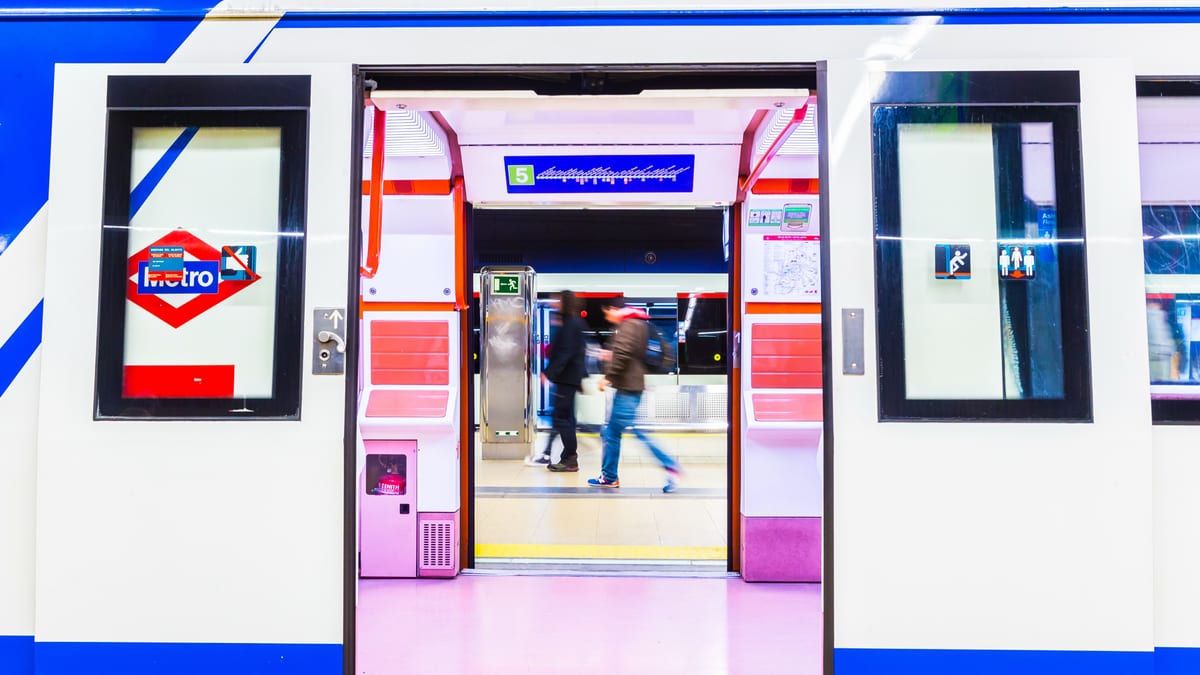 Cartel informativo de la Comunidad de Madrid sobre el refuerzo del Metro de Madrid para el Día de la Hispanidad con un 70% de incremento en la oferta de trenes