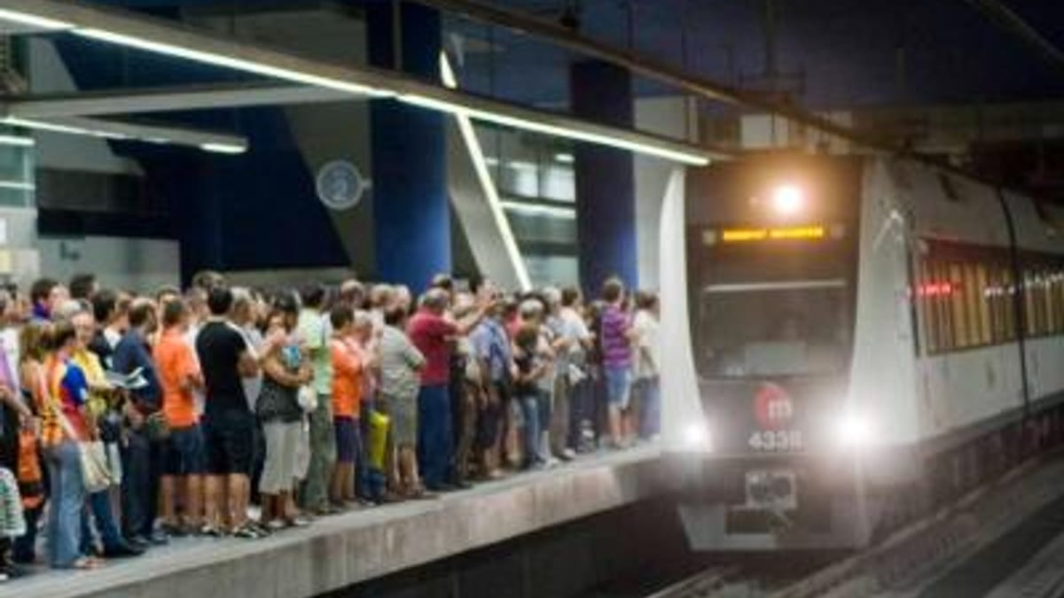 Logo de Metrovalencia con información sobre servicio de transporte para partido de Copa en Mestalla