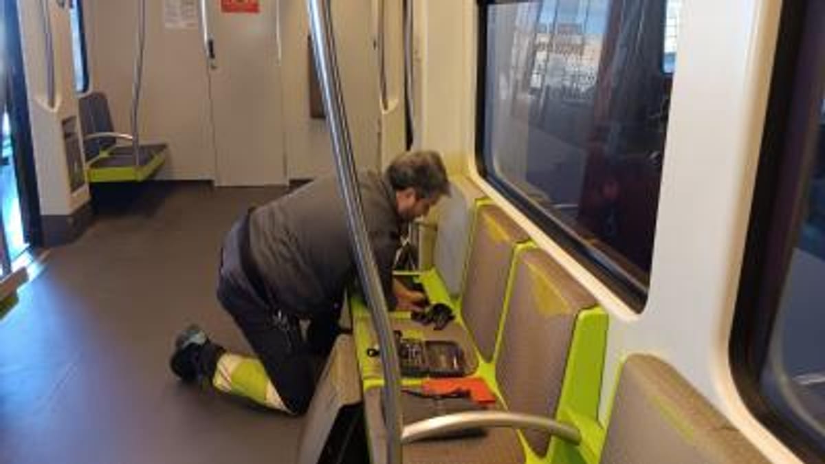 Detalle de los nuevos asientos renovados en las unidades de metro de Metrovalencia