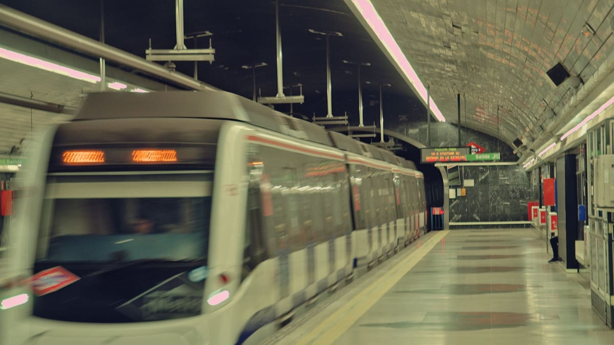 Convoi de Metrovalencia en servicio nocturno durante las festividades del 9 d'Octubre en Valencia