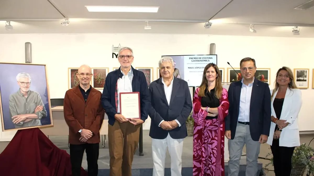 Acto de entrega del II Premio de Cultura Gastronómica en el Museo de la Cuchillería de Albacete, con la presencia del alcalde Manuel Serrano y la concejala Lucrecia Rodríguez de Vera