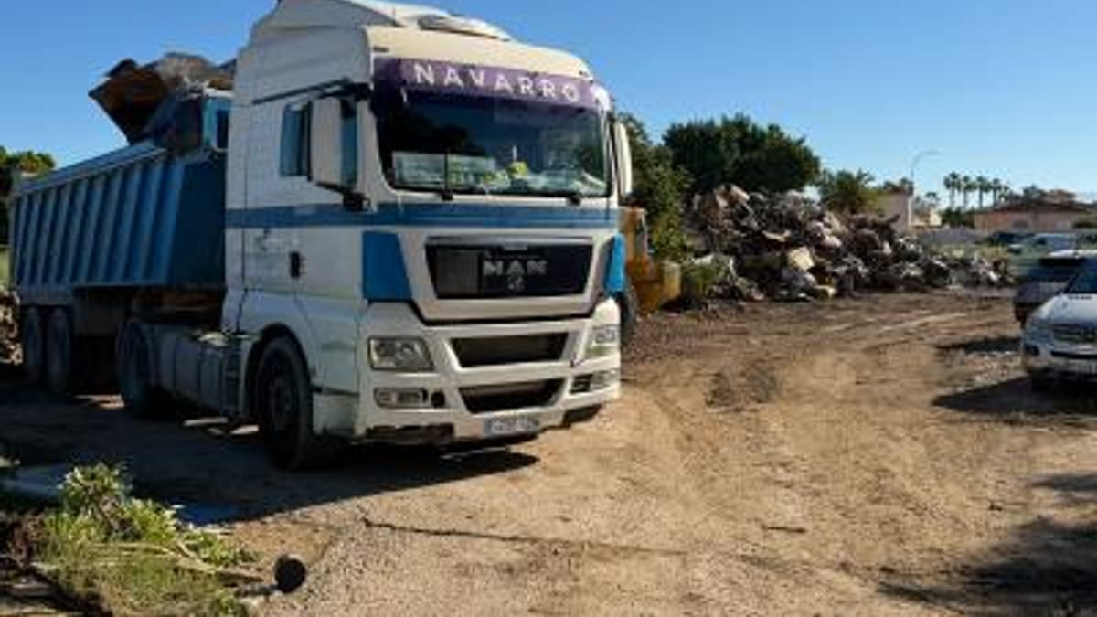 Operarios retirando residuos y enseres en municipios afectados por la dana Adam