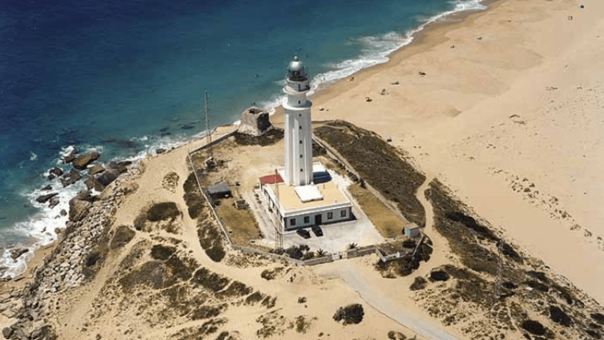 Faro de Trafalgar, monumento histórico declarado Bien de Interés Cultural en Cádiz