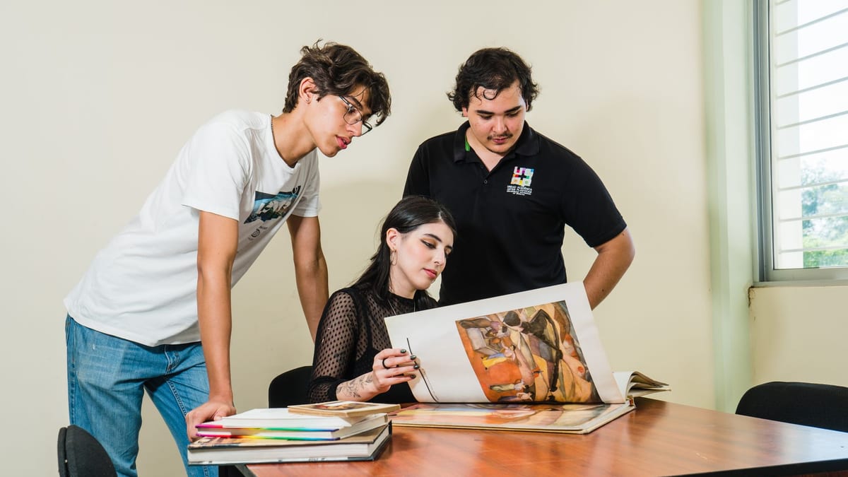 Cartel informativo sobre tres nuevos títulos de Grado en Enseñanzas Artísticas Superiores: Escritura Creativa, Artes Circenses y Audiovisuales, Cinematografía y Animación