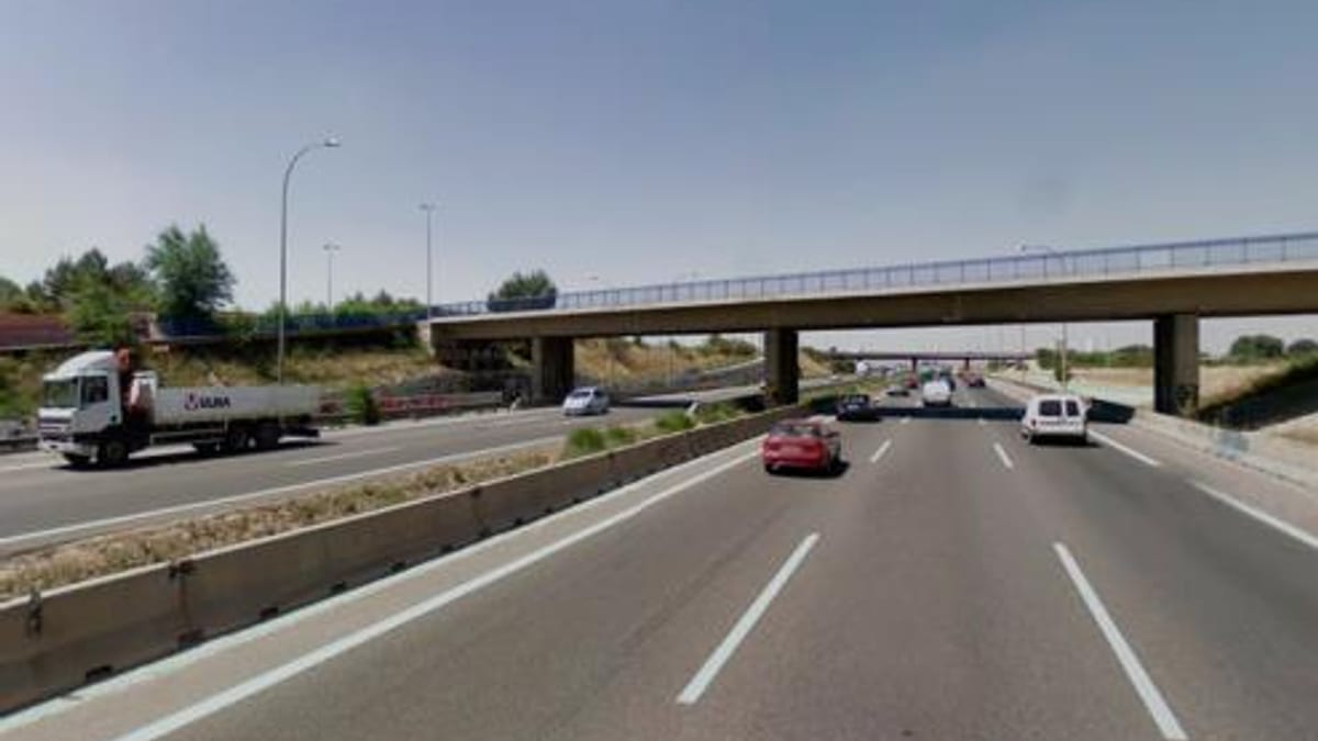 Pasarela peatonal sobre la autovía A2 en Torrejón de Ardoz que será cerrada por el Ministerio de Transportes para obras de pavimentación