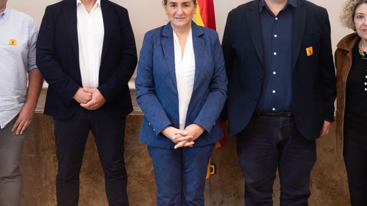 La ministra Milagros Tolón posando junto a representantes de la Federación de Asociaciones de Directivos de Centros Escolares Públicos (FEDADi) en una reunión oficial