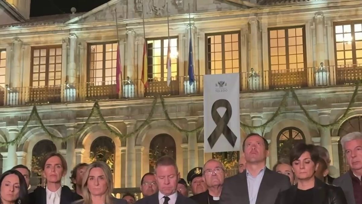 Cartel anunciando minuto de silencio por las víctimas del accidente ferroviario en Toledo