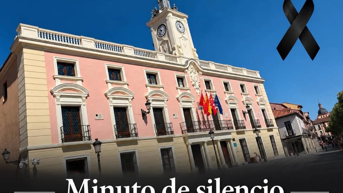 Imagen del minuto de silencio convocado por el Ayuntamiento de Alcalá de Henares