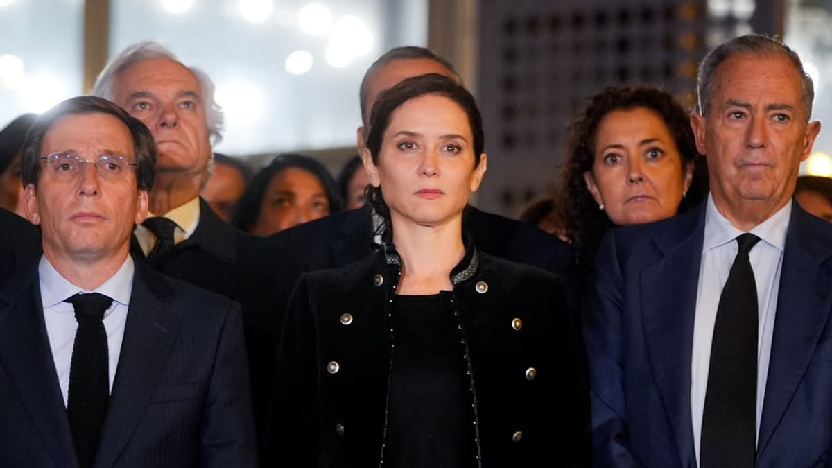 La presidenta Isabel Díaz Ayuso en el minuto de silencio frente al Ayuntamiento de Madrid