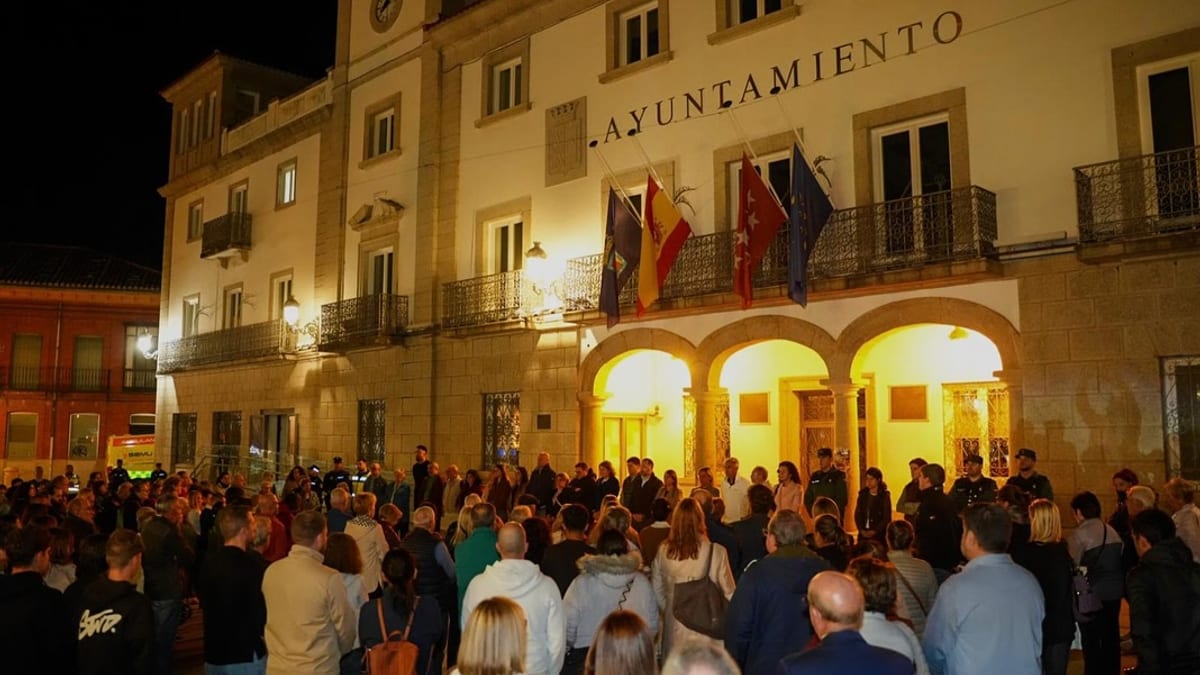 Minuto de silencio en las puertas del Ayuntamiento de Colmenar Viejo en memoria de las víctimas del accidente ferroviario de Urda