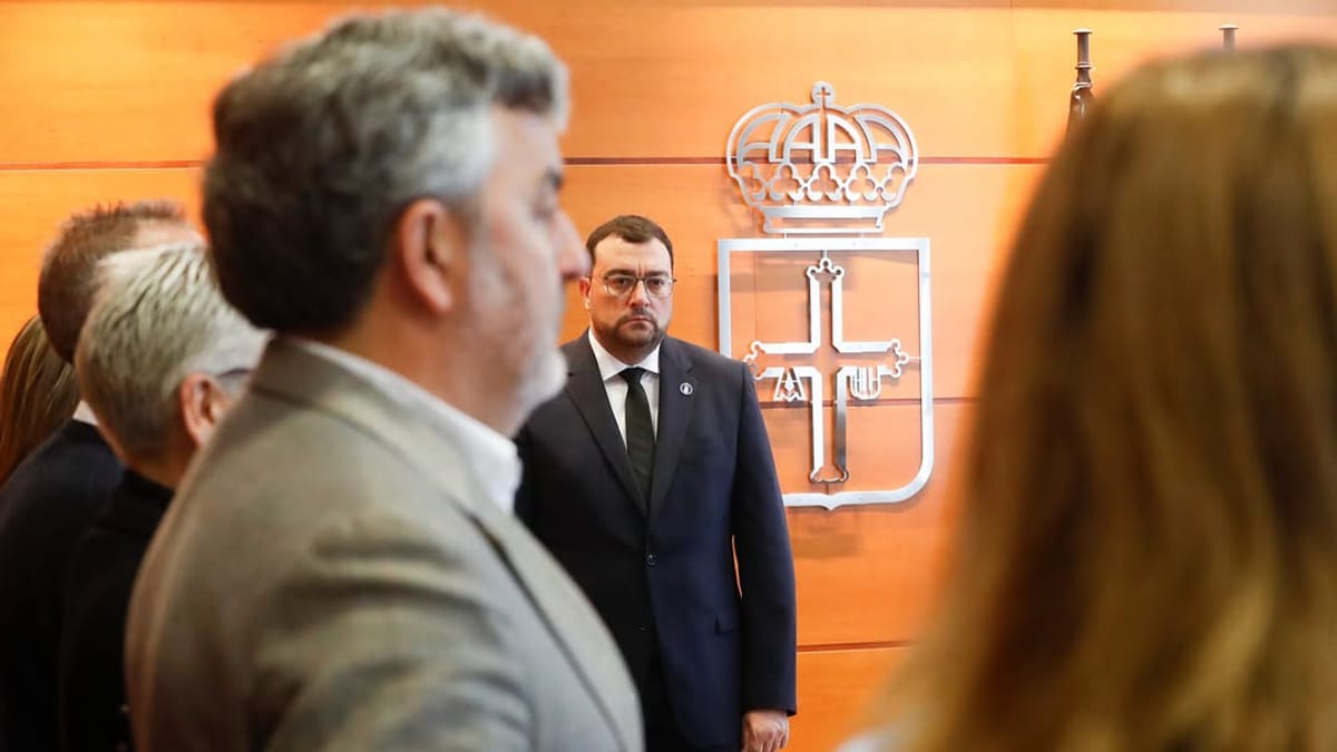 Miembros del Consejo de Gobierno del Principado de Asturias durante el minuto de silencio en recuerdo de las víctimas del accidente ferroviario