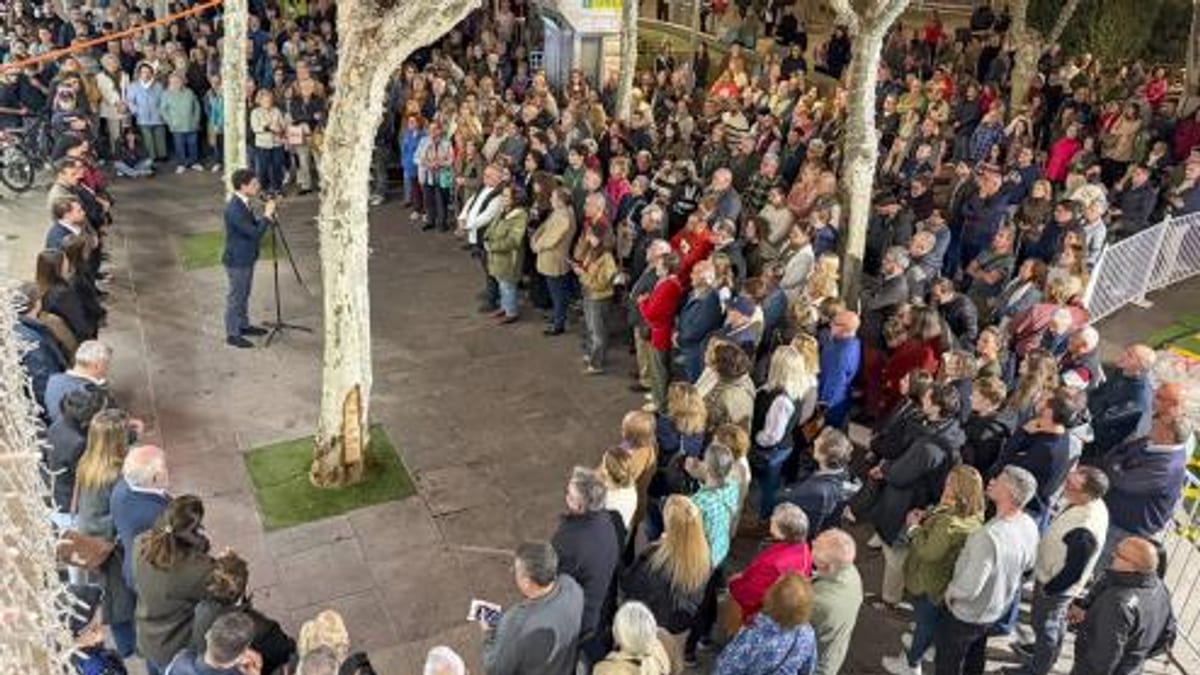Minuto de silencio en la Plaza Mayor de Torrejón de Ardoz en memoria de las víctimas del accidente ferroviario de Toledo