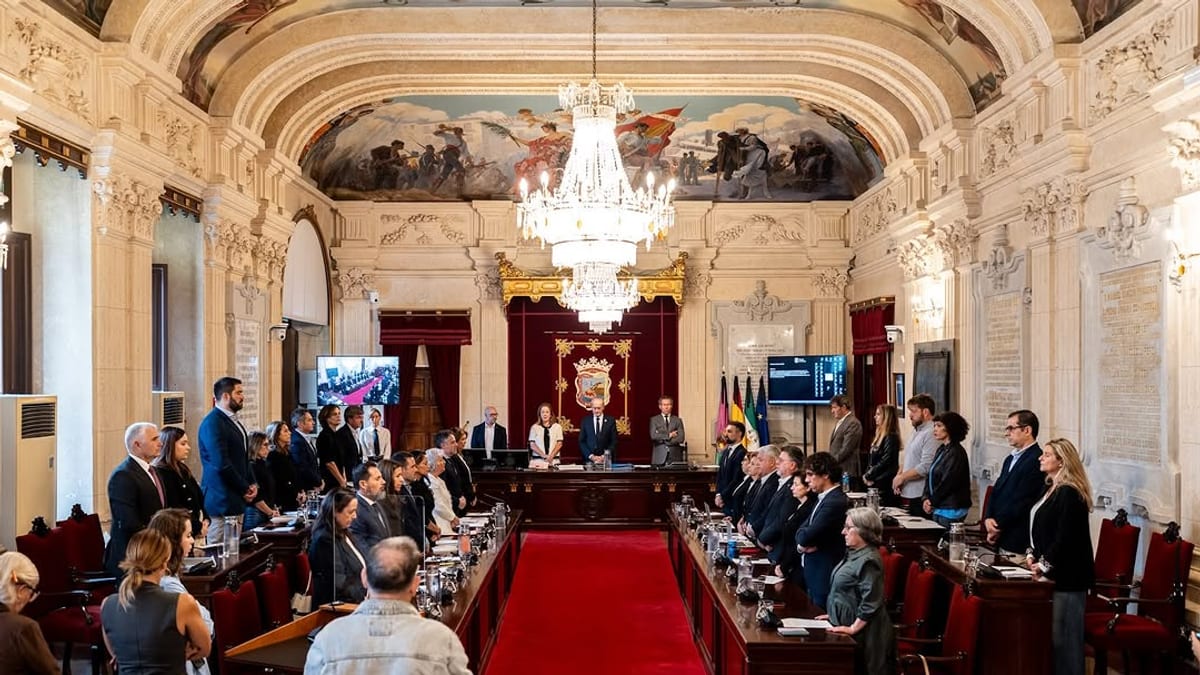 Sesión del Pleno del Ayuntamiento de Málaga durante el minuto de silencio en memoria de las víctimas del accidente ferroviario