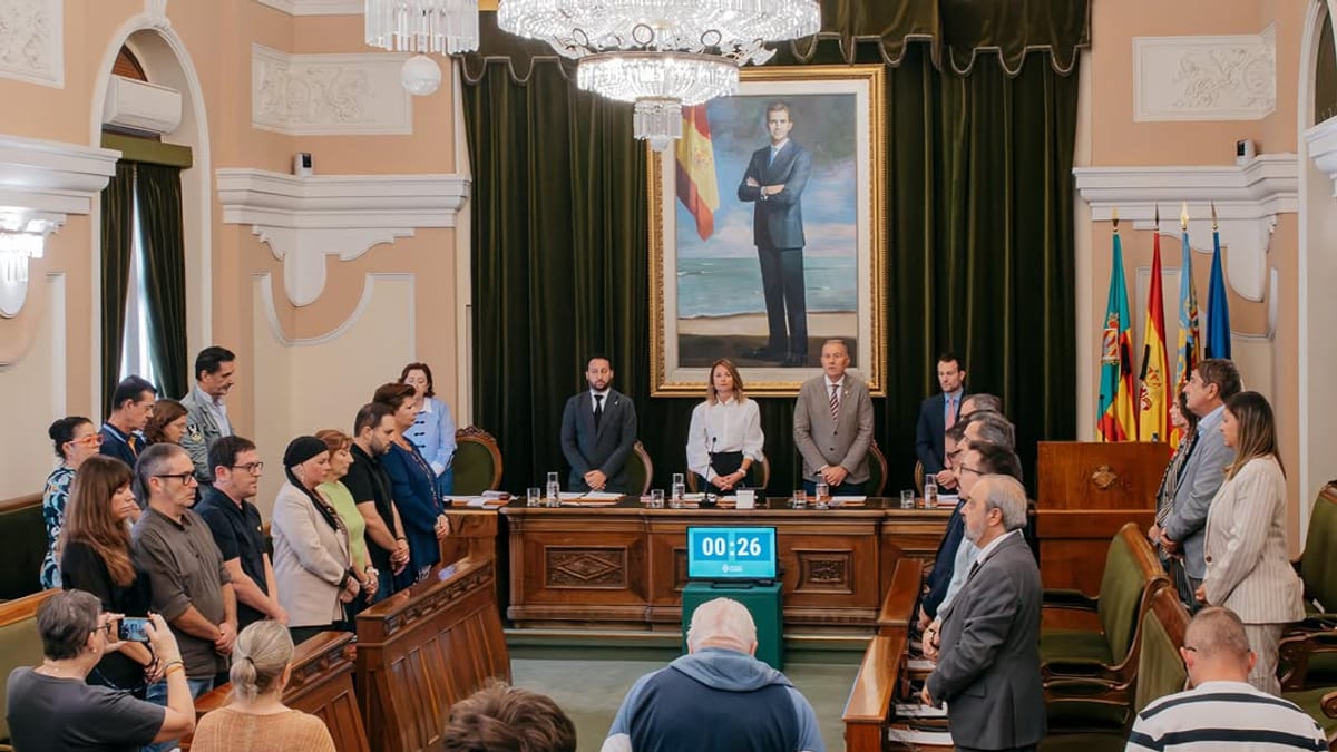 Pleno municipal de Castellón durante el minuto de silencio en memoria de las víctimas