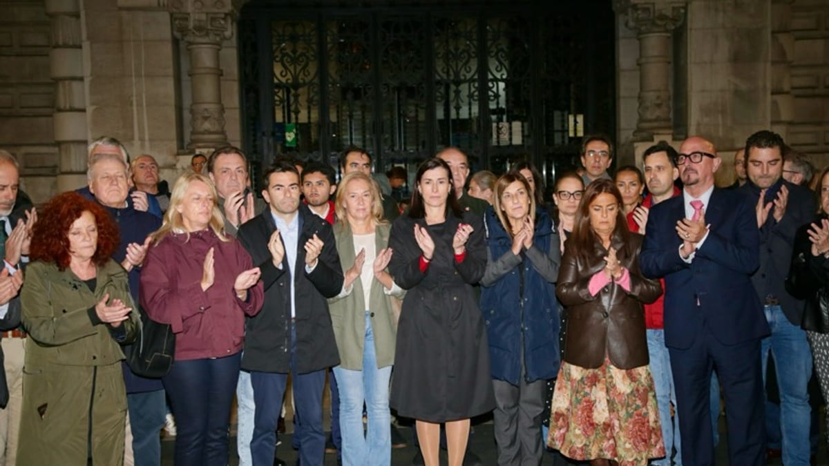 La presidenta María José Sáenz Buruaga durante el minuto de silencio en Santander por las víctimas del accidente ferroviario de Urda