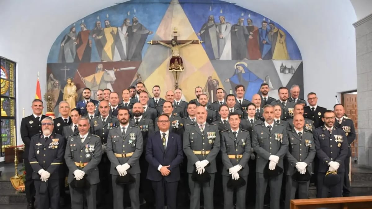 Grupo formal de militares en uniforme en la iglesia de Santiago Apóstol durante la celebración de la Fiesta Nacional en Villaviciosa de Odón