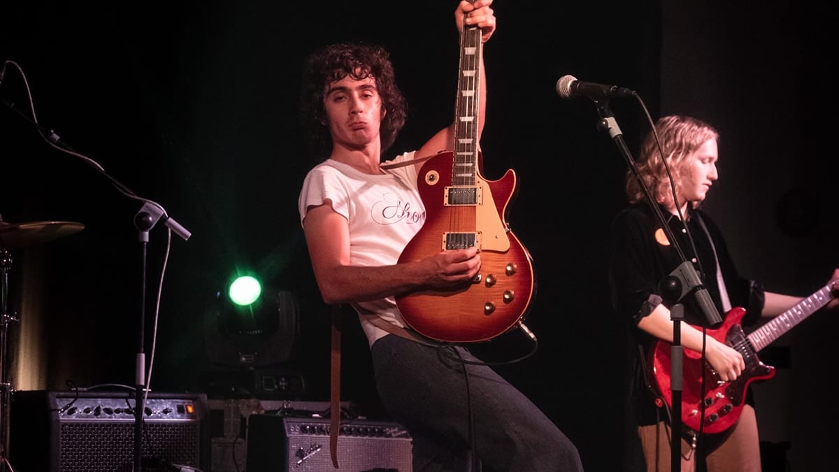 Dos músicos de Mod Lang en el escenario de Estéreo Parque durante la actuación de inauguración del Especial Otoño en Cádiz