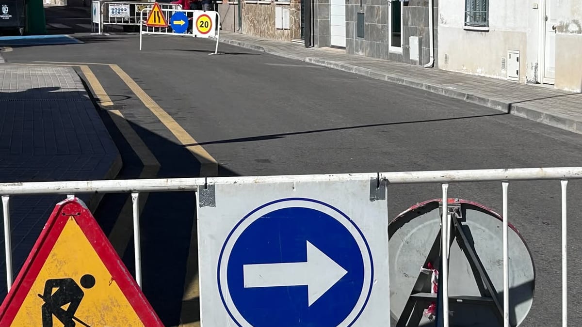Cartel informativo del Ayuntamiento de Paracuellos de Jarama sobre modificaciones en líneas de autobús por obras en calle Real de Burgos