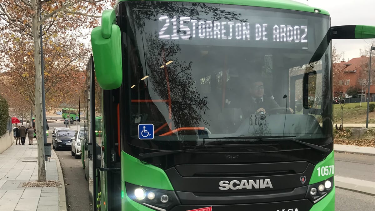Autobús de la línea L2 del Consorcio de Transportes de Madrid en Paracuellos de Jarama con modificación de recorrido