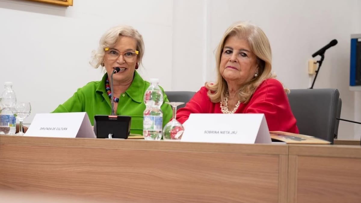 Dos mujeres participan en una mesa de panel durante el Congreso Internacional sobre Zenobia Camprubí y Juan Ramón Jiménez en Moguer
