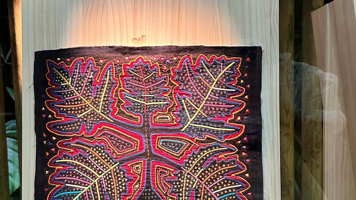 Mola tradicional del pueblo indígena Gunadule de Colombia exhibida en la exposición del MARQ de Alicante