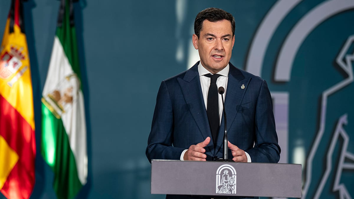 Juan Manuel Moreno, presidente de la Junta de Andalucía, hace una declaración ante el micrófono sobre el accidente ferroviario de Urda