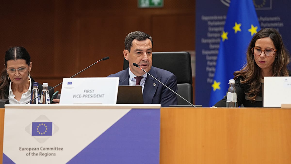 Juan Manuel Moreno, presidente de la Junta de Andalucía, en el Pleno del Comité Europeo de las Regiones