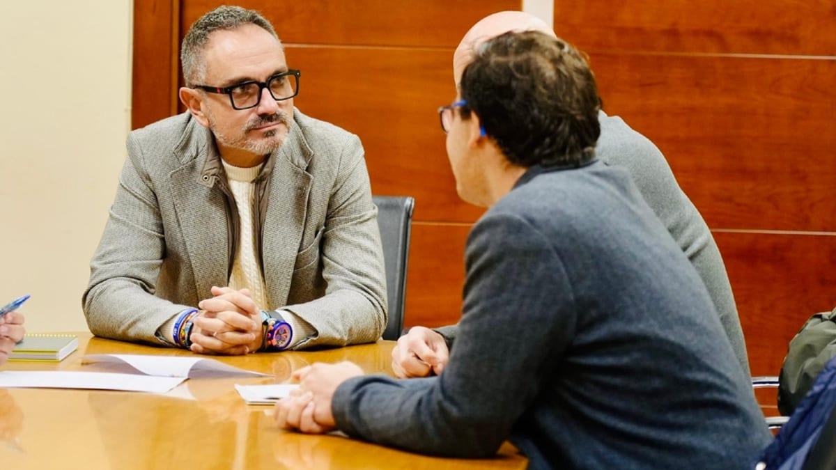 Encuentro del alcalde de Móstoles Manu Bautista con representantes de Fundación AMÁS en el Centro Cultural Villa de Móstoles