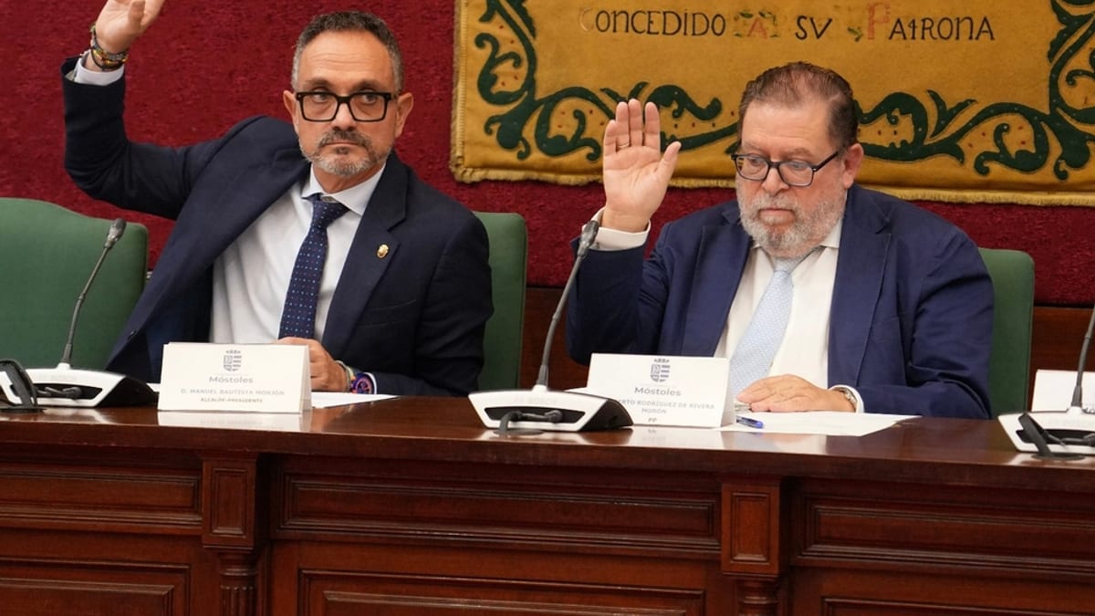 Sesión plenaria del Ayuntamiento de Móstoles aprobando las Ordenanzas Fiscales 2027