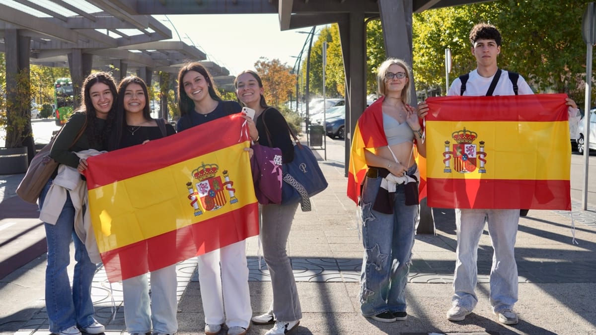 Banderas de España distribuidas por el Ayuntamiento de Móstoles para la celebración del Día de la Hispanidad