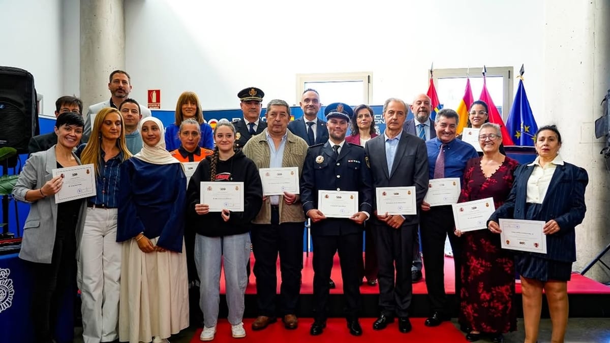 Acto de entrega de condecoraciones y reconocimientos en Móstoles con presencia del alcalde, policías y representantes de instituciones colaboradoras