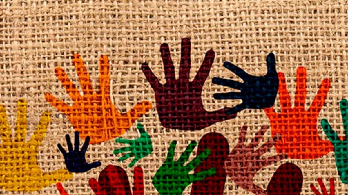 Cartel de la II Semana del Voluntariado de Móstoles con el lema 'Tejiendo comunidad: el impacto que nos une'