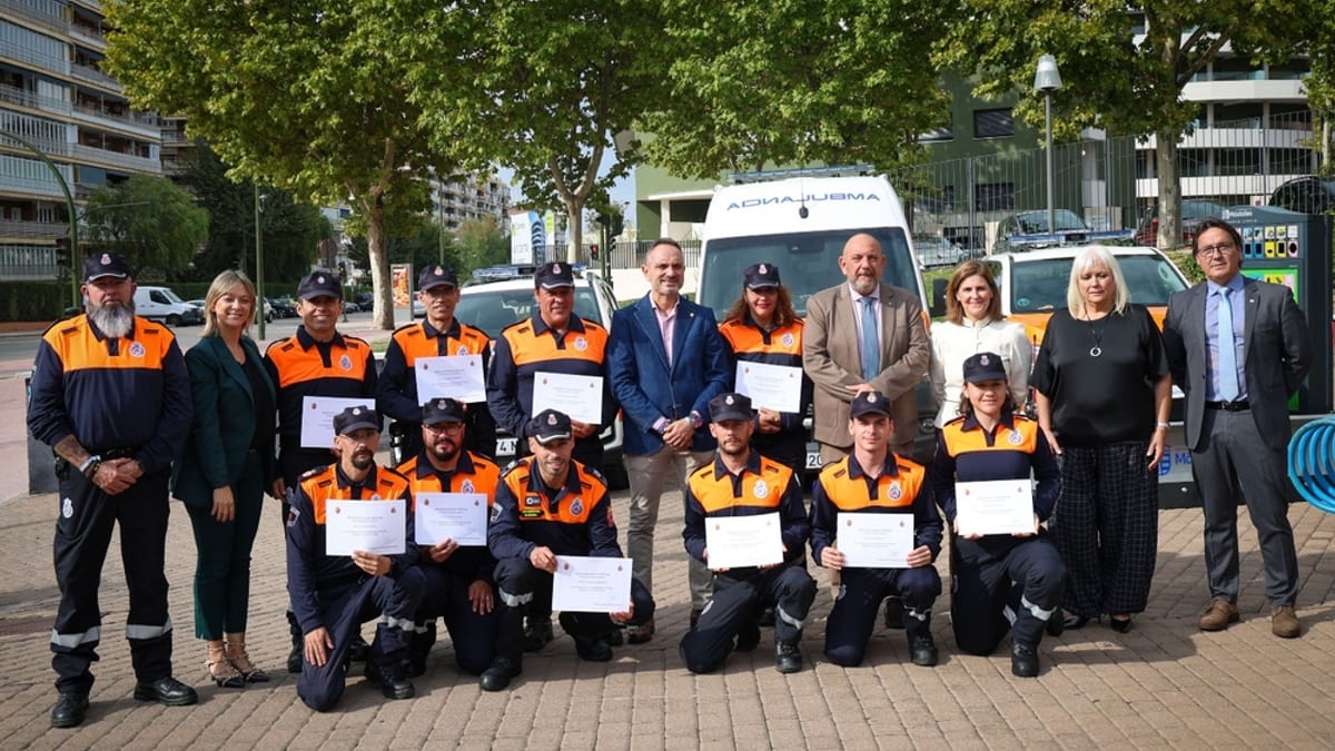 Personal de Protección Civil Móstoles posando con certificados de reconocimiento durante el acto del 34 aniversario