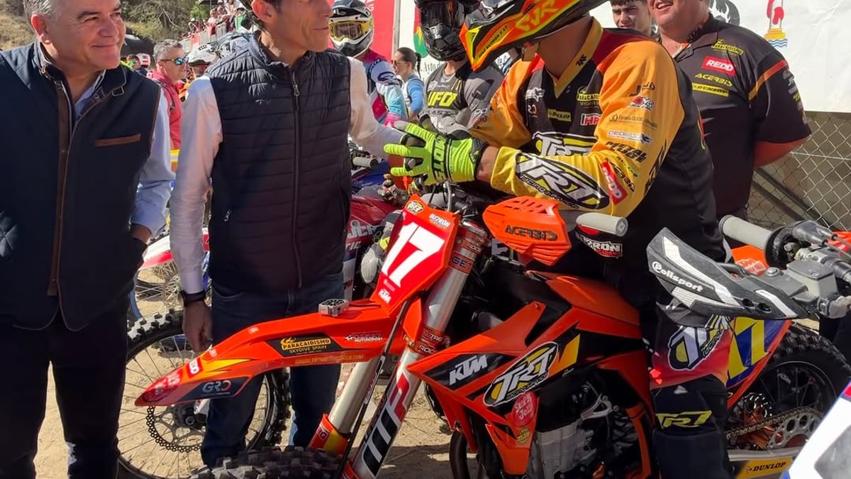 Escena de la Gran Final del Campeonato de España de Motocross con participantes, motos y equipamiento en Talavera de la Reina