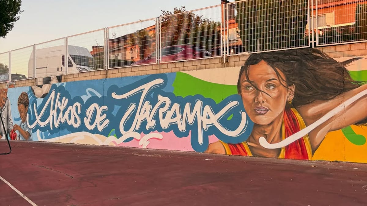 Mural de arte urbano participativo en la pista deportiva de Altos de Jarama con participación de vecinos y asociaciones de Paracuellos