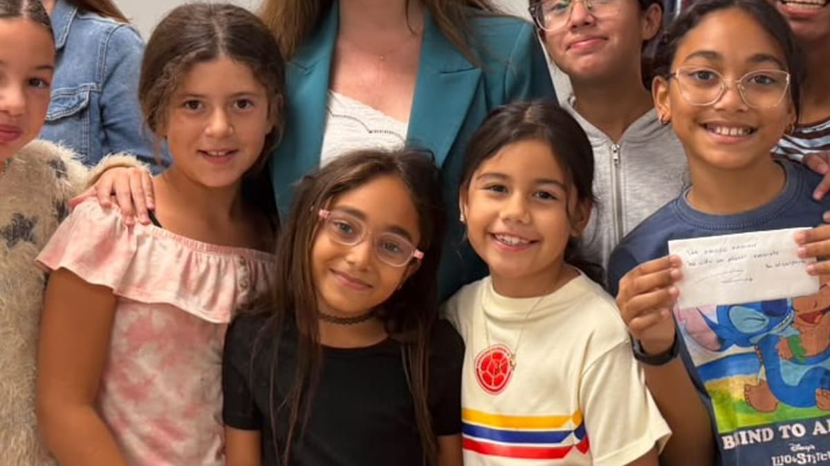 Grupo de niños y adultos en evento de inauguración de comedores escolares en Murcia