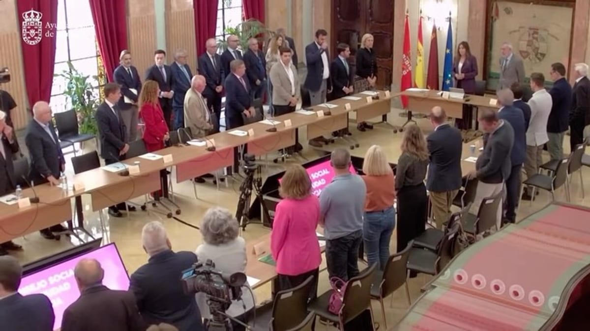 Sala de reuniones institucionales del Ayuntamiento de Murcia con logo oficial