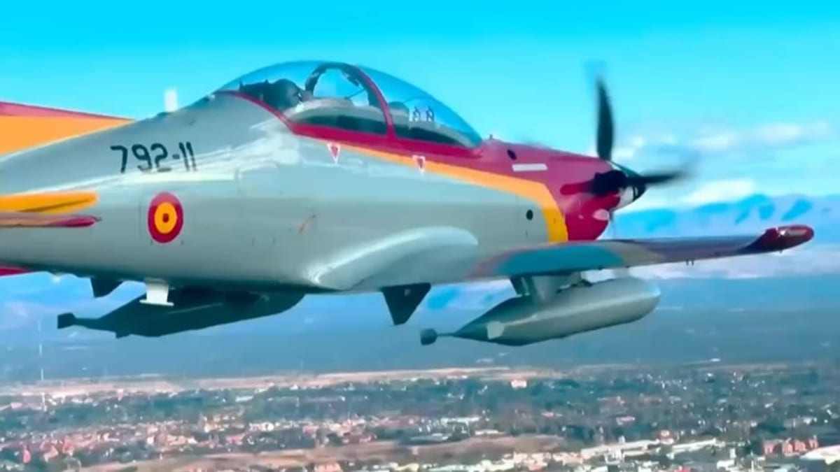 Desfile del 12 de octubre en Madrid con presencia de la Patrulla Águila y la Formación Mirlo de la Academia General del Aire