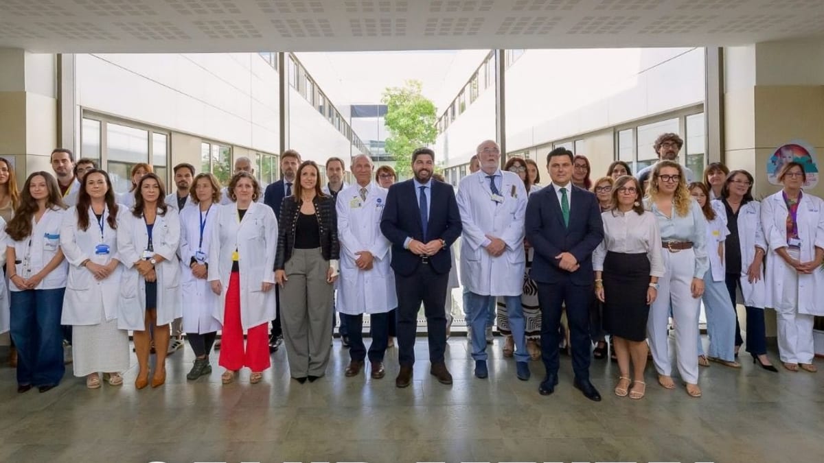 Profesionales sanitarios del Centro de Salud Mental Mar Menor durante la conmemoración del Día Mundial de la Salud Mental, Región de Murcia