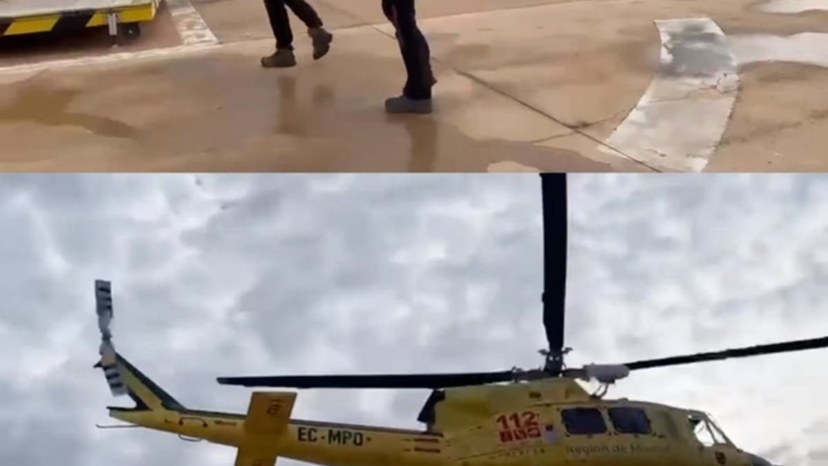 Helicóptero de emergencia 112 de la Región de Murcia con personal de rescate en uniforme durante operaciones en Valencia